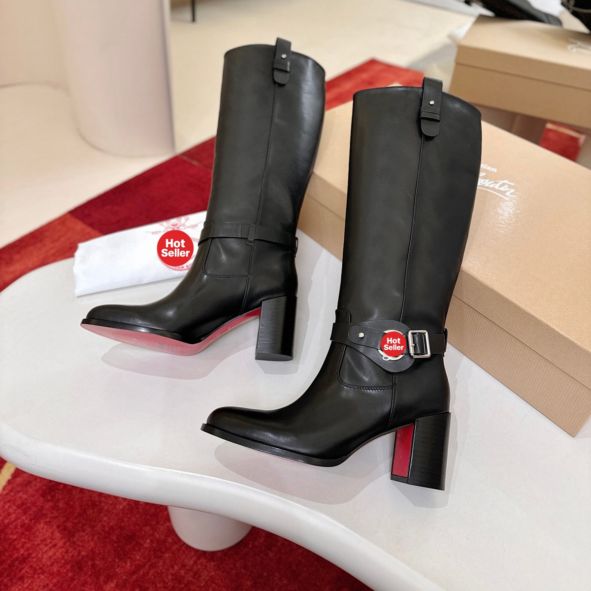 The boots feature a round-toe design and a 7cm heel.
