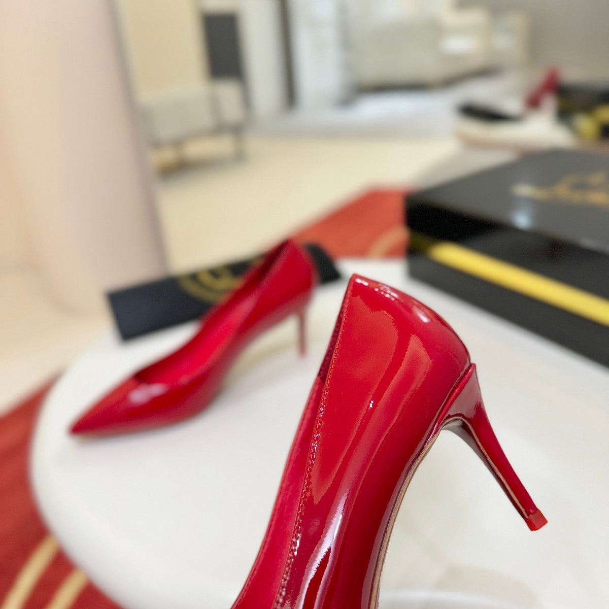 Red patent leather high heels, 6.5cm heel.