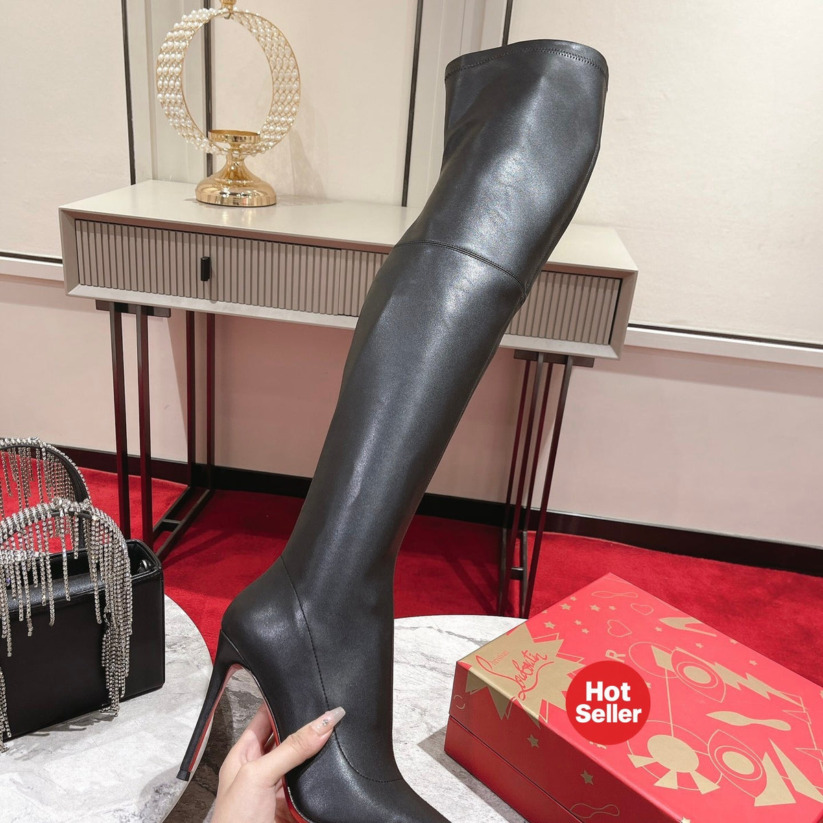 Sophisticated long boots, 10cm heel.