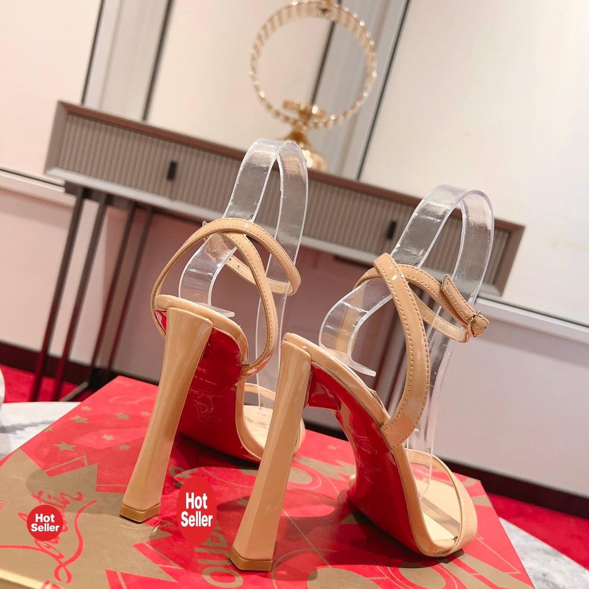 Banana-colored patent leather high heels, 10cm heel.