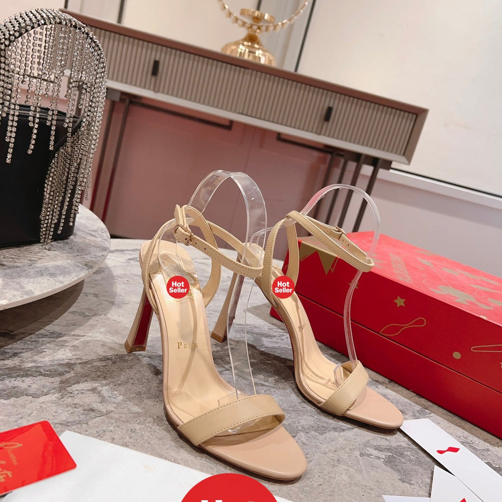 Apricot-colored high heels with 10cm heels.