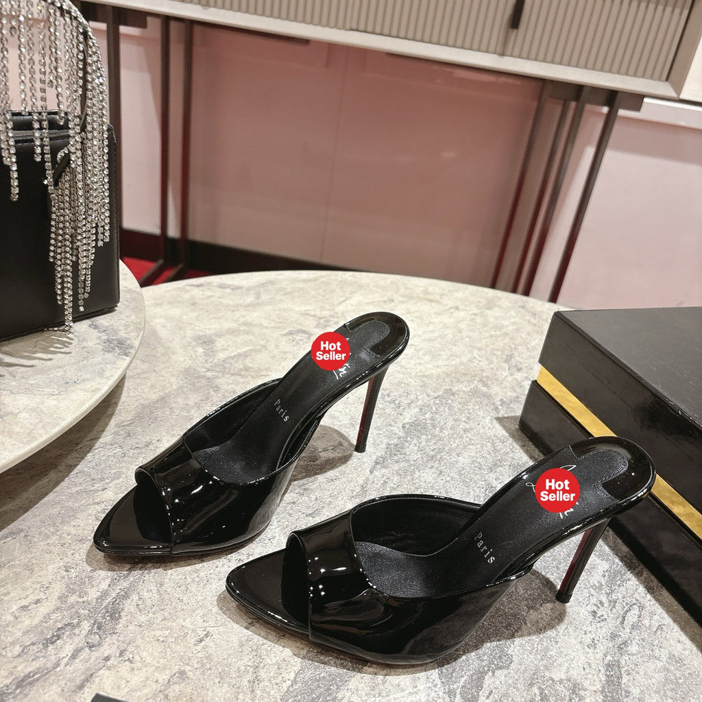 Black pointed-toe patent leather high-heeled mules, 10cm heel.