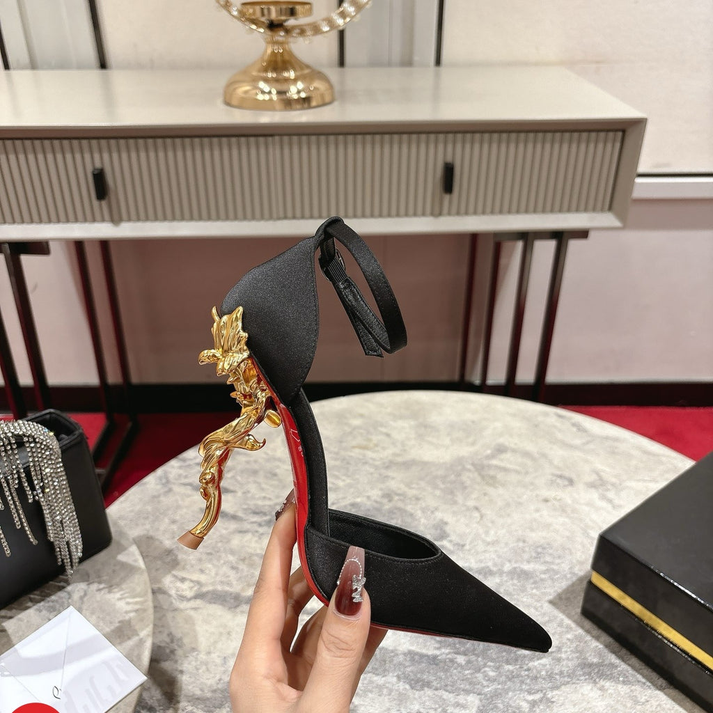 Stylish rose-adorned high heels in faux suede, with a 10cm heel.