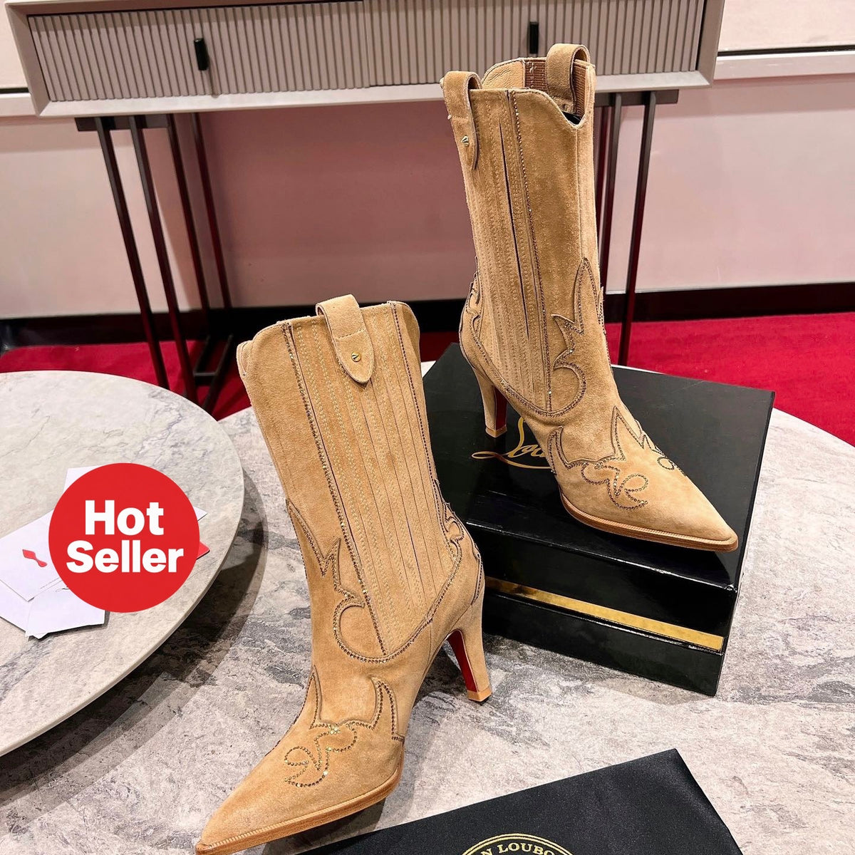 Brown Western-style cowboy boots, 8.5cm heel.