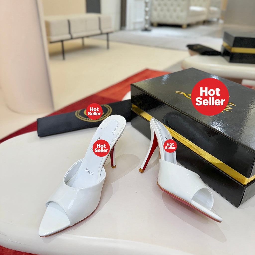 White patent leather pointed-toe high-heeled mules, 10cm heel.