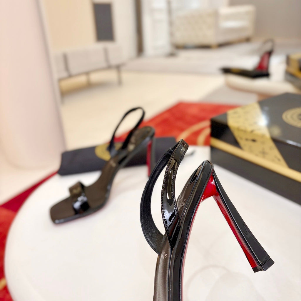 Black patent leather high heels with a banana-shaped heel (10cm).