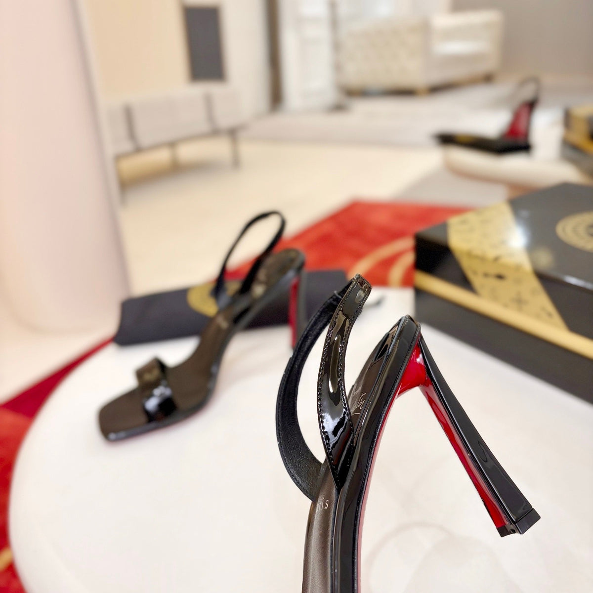 Black patent leather high heels with a banana-shaped heel (10cm).