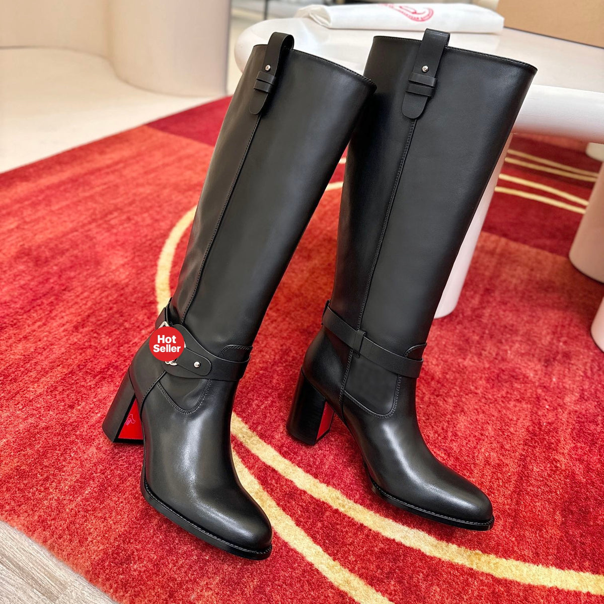The boots feature a round-toe design and a 7cm heel.