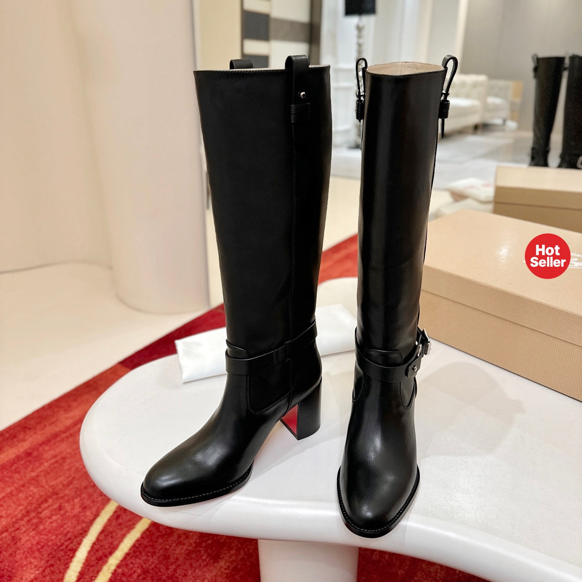 The boots feature a round-toe design and a 7cm heel.