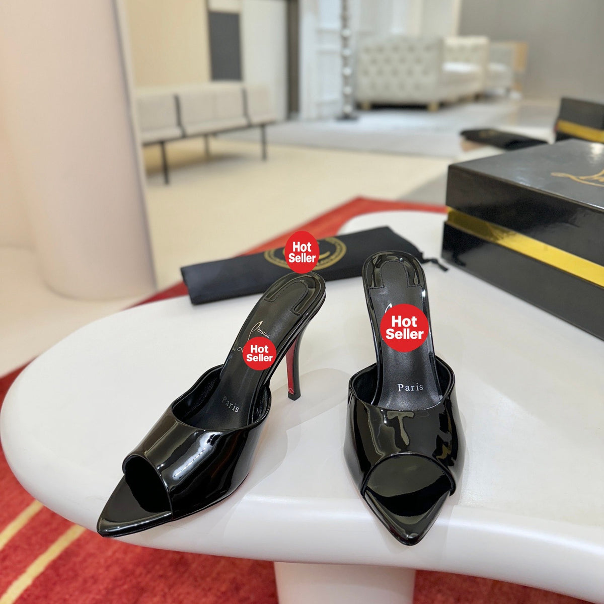 Black pointed-toe patent leather high-heeled mules, 10cm heel.