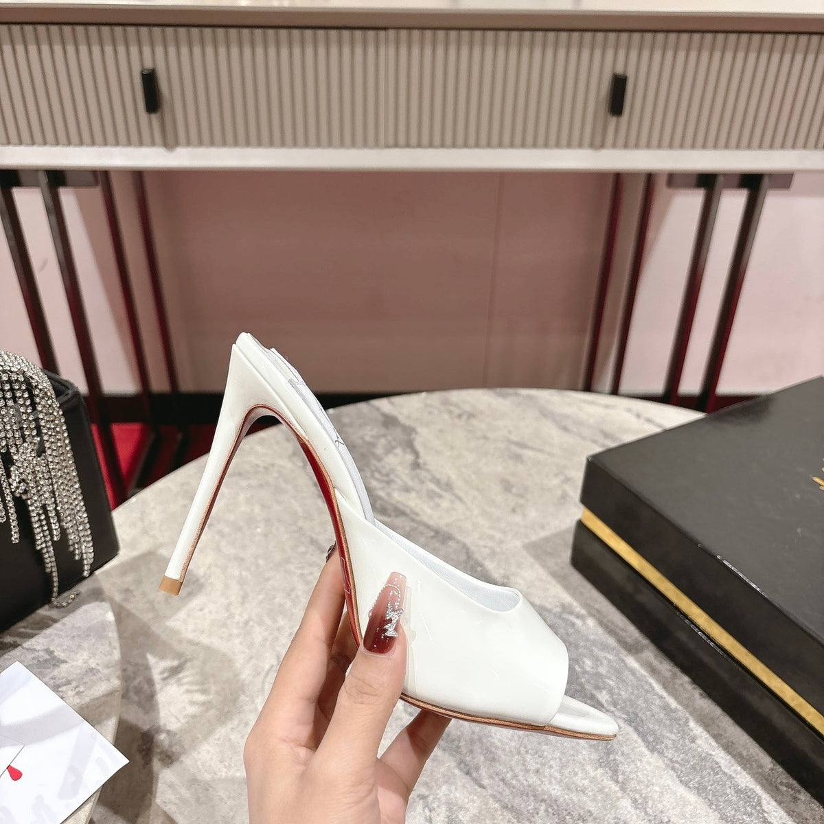 White pointed-toe patent leather high-heeled mules, 10cm heel.