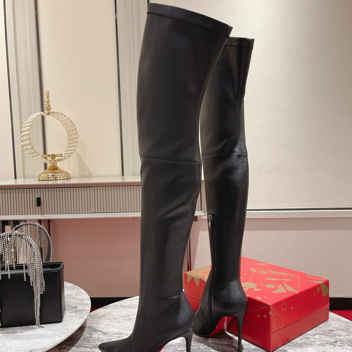 Sophisticated long boots, 10cm heel.