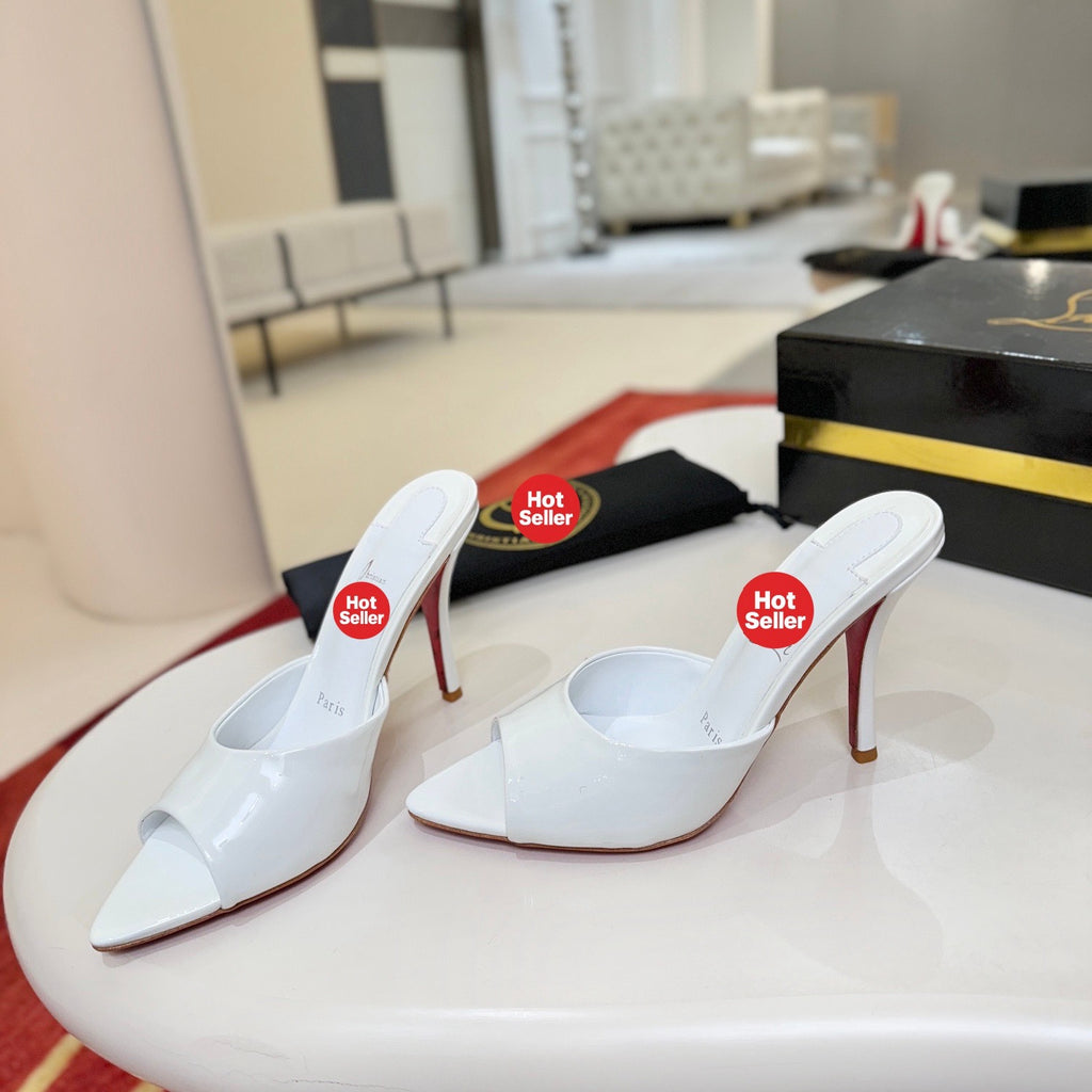 White patent leather pointed-toe high-heeled mules, 10cm heel.