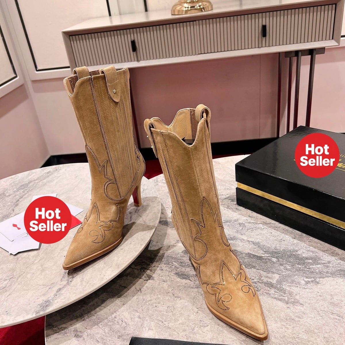 Brown Western-style cowboy boots, 8.5cm heel.