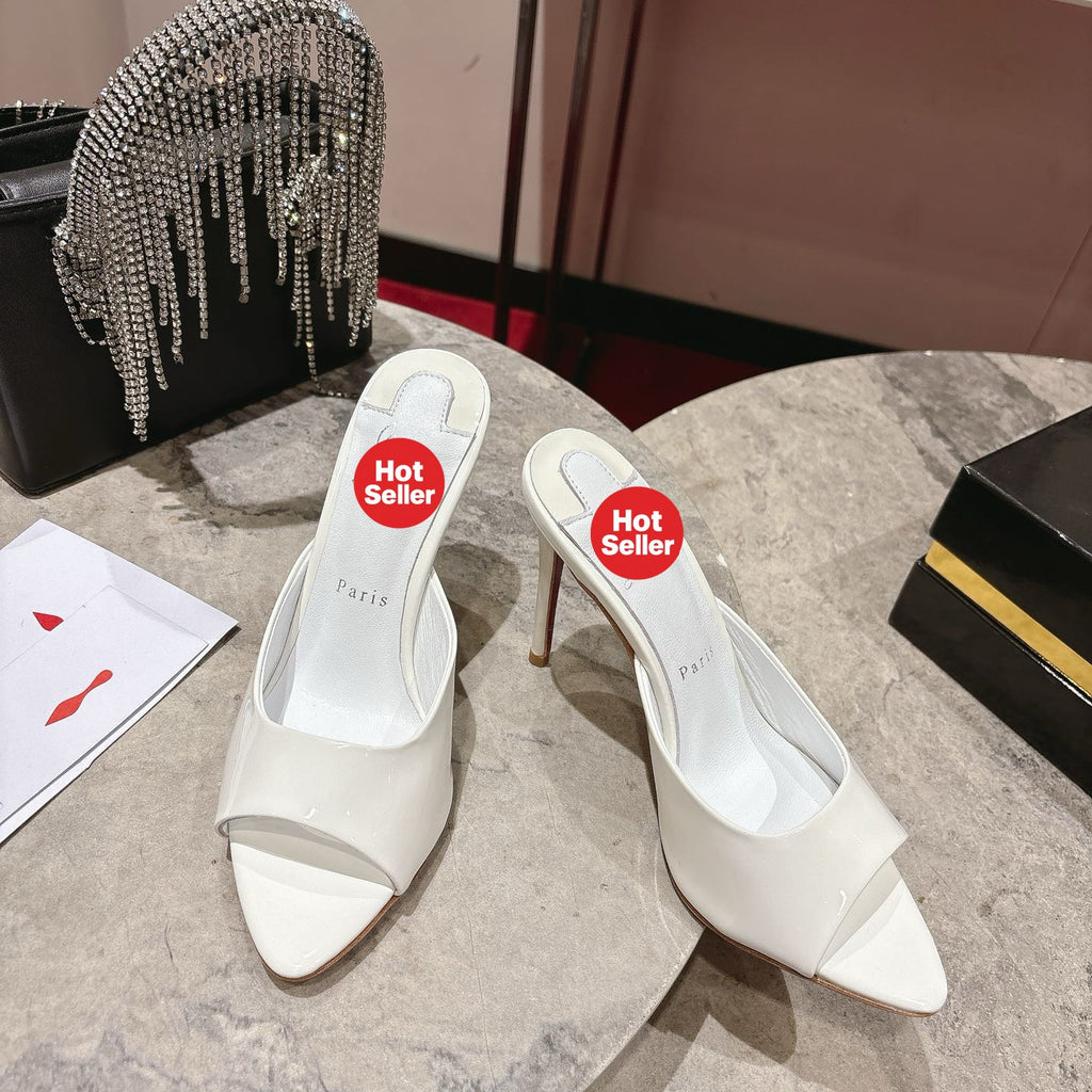 White pointed-toe patent leather high-heeled mules, 10cm heel.