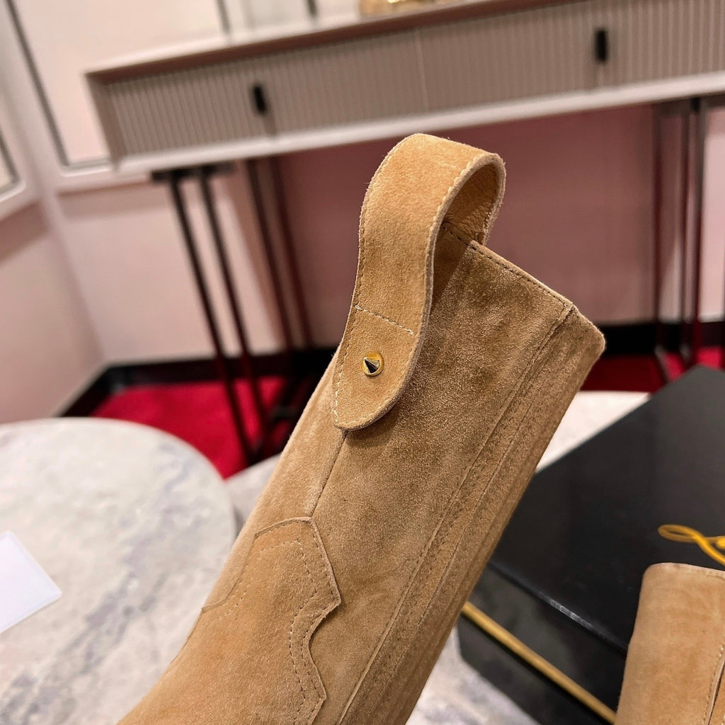 This full-series tall boot features 3D upper embroidery and handcrafted stitching, creating a dimensional look; heel height: 8.5cm.
