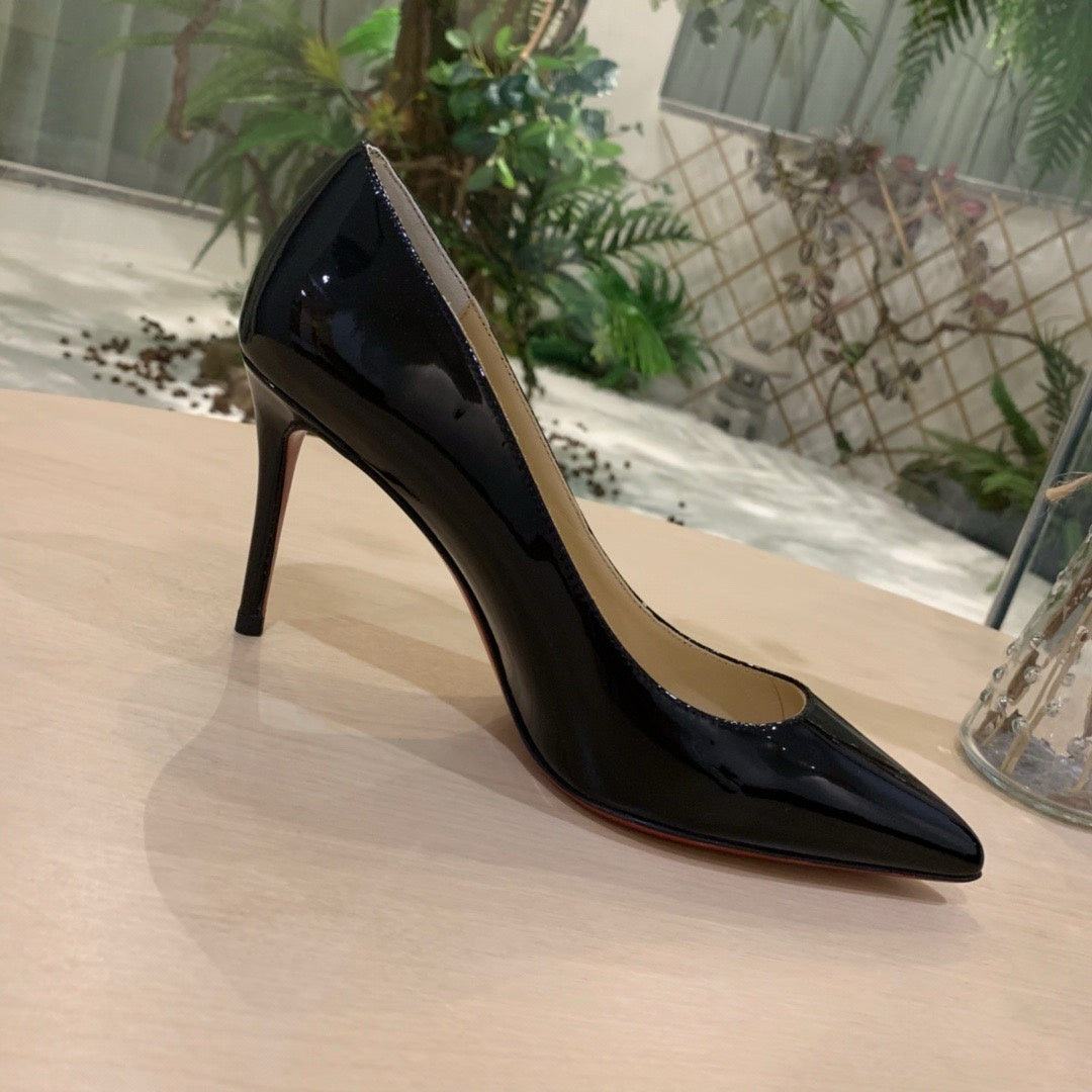 Black patent leather high heels, 8.5cm heel.