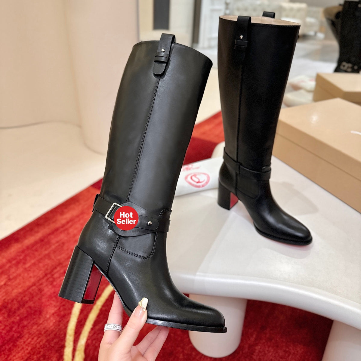 The boots feature a round-toe design and a 7cm heel.