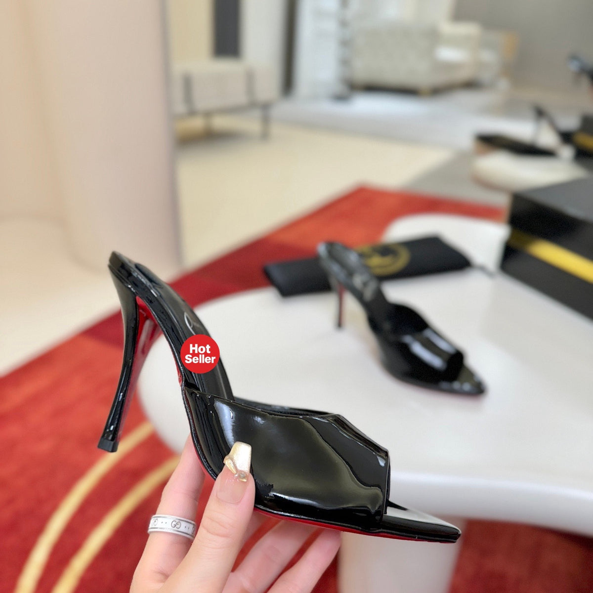 Black pointed-toe patent leather high-heeled mules, 10cm heel.
