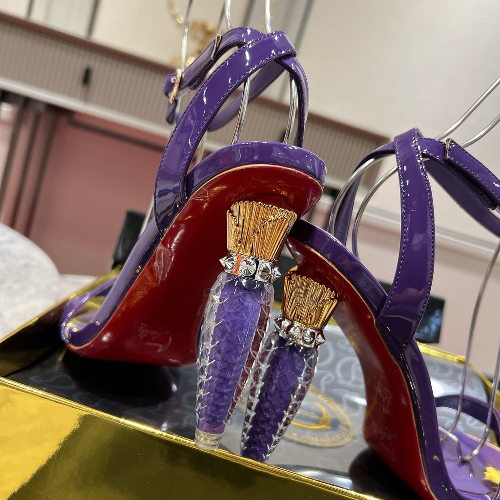 Purple lipstick and high heels with 10cm heels.