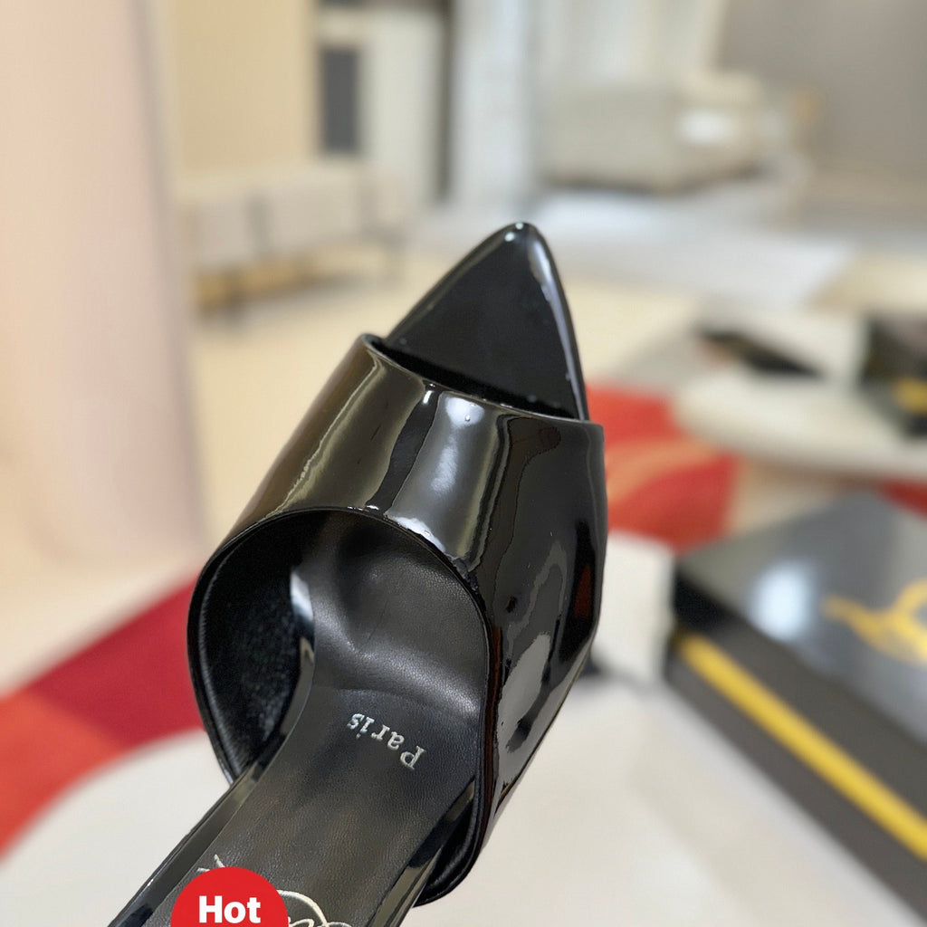 Black pointed-toe patent leather high-heeled mules, 10cm heel.
