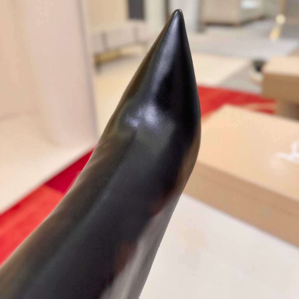 Black high-heeled tall boots, 10cm heel.
