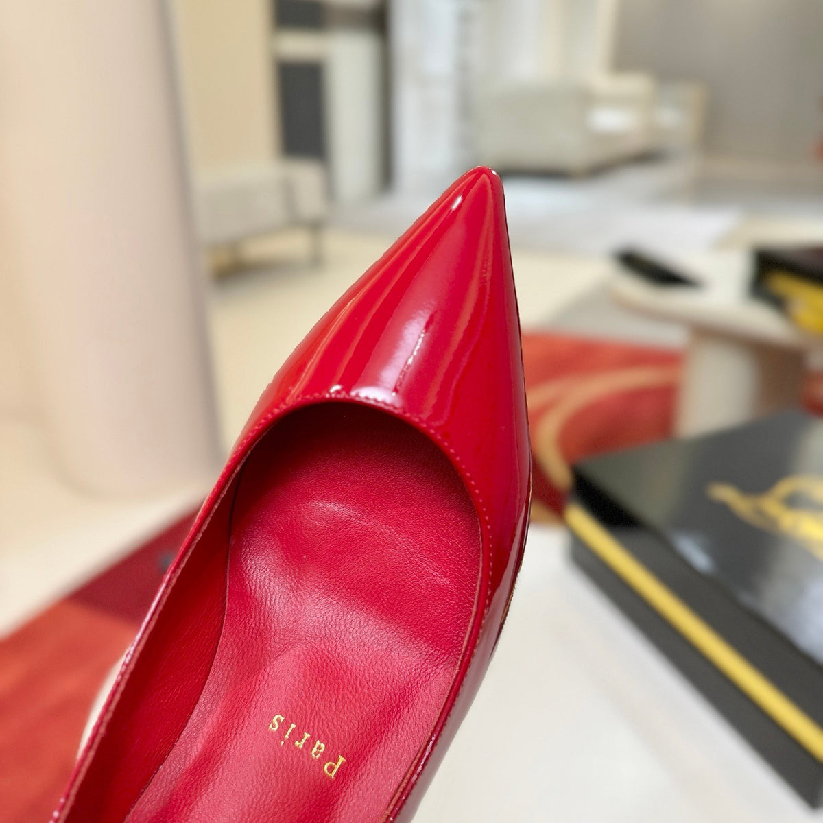 Red patent leather high heels, 6.5cm heel.
