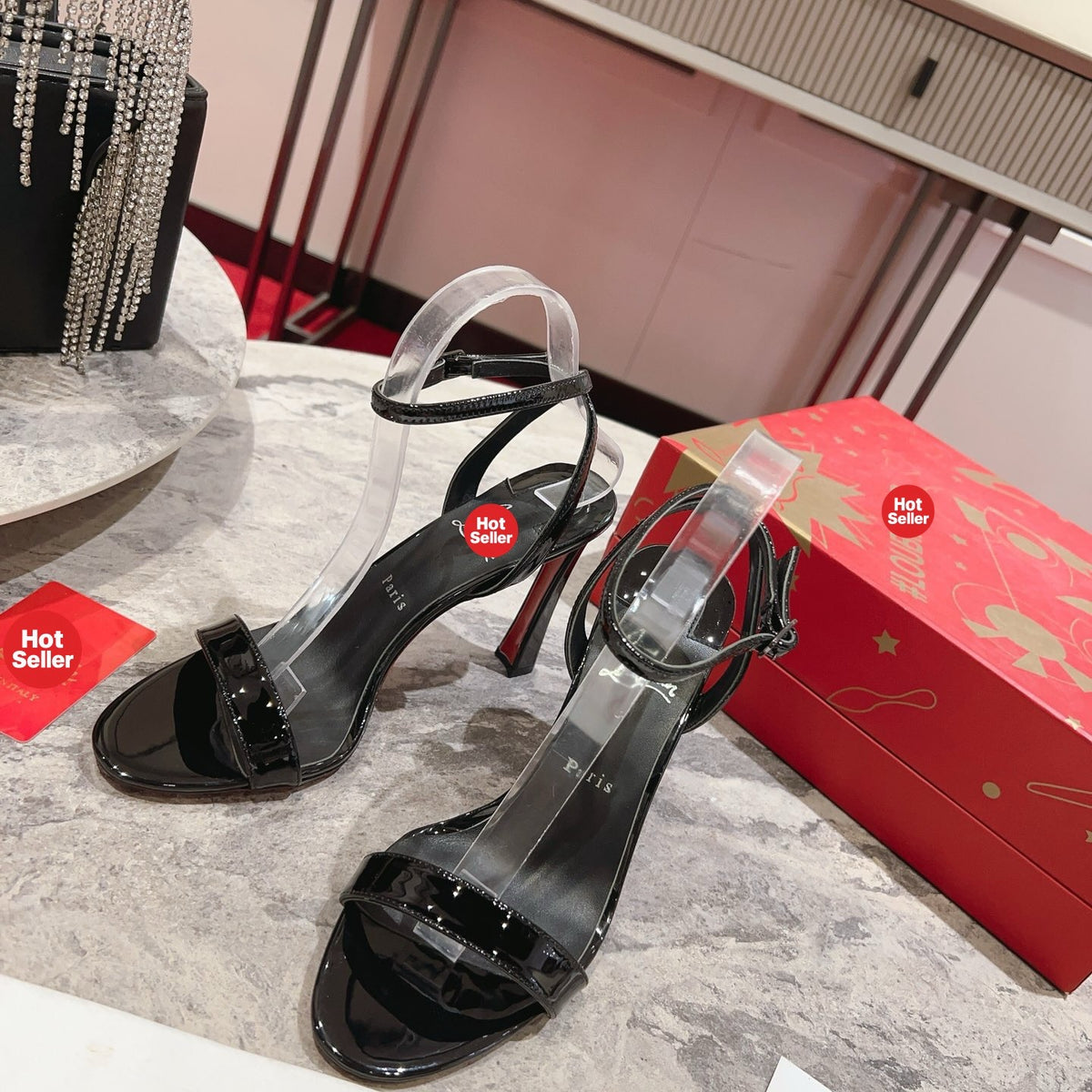 Black patent leather high heels with a banana-shaped heel (10cm).