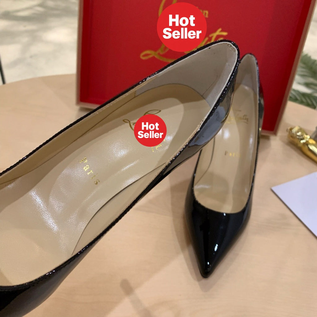 Black patent leather high heels, 8.5cm heel.
