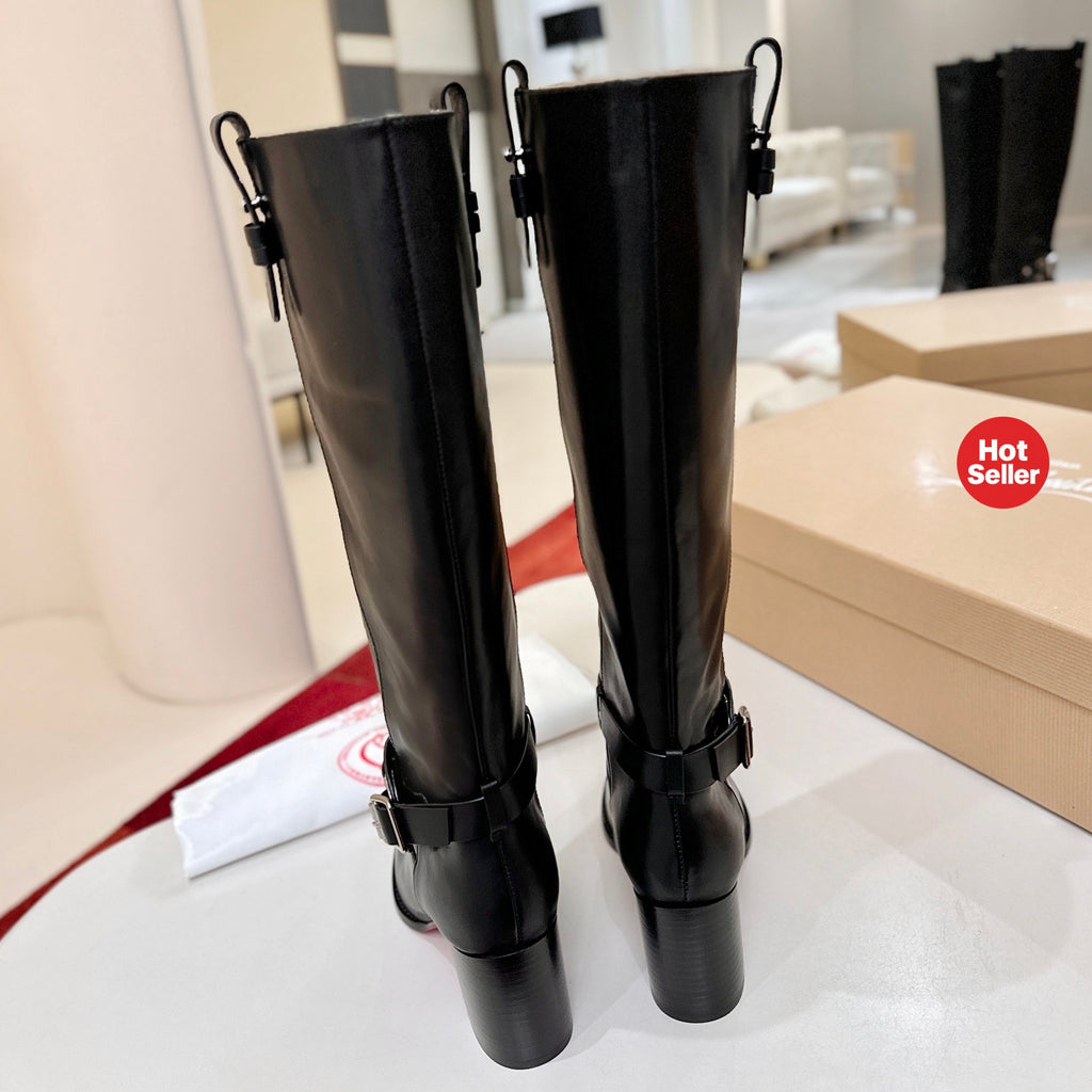 The boots feature a round-toe design and a 7cm heel.