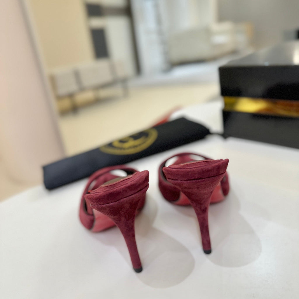 Red pointed-toe high-heeled mules, 10cm heel.