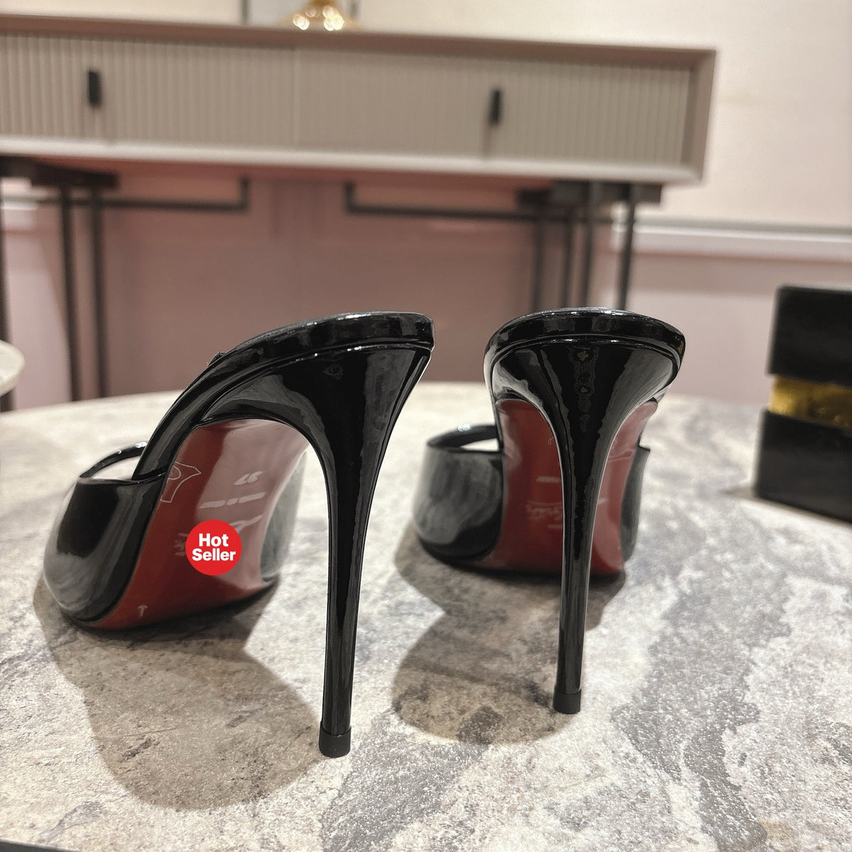 Black pointed-toe patent leather high-heeled mules, 10cm heel.