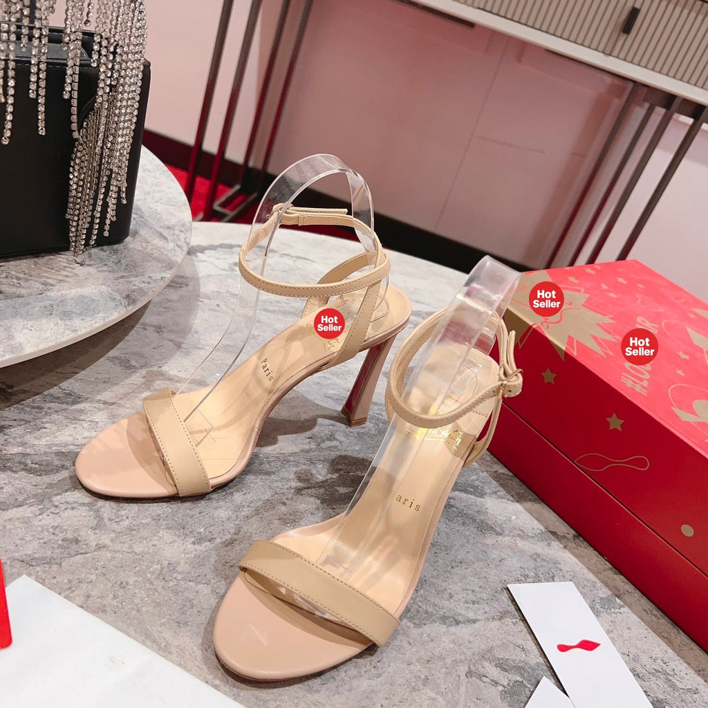 Apricot-colored high heels with 10cm heels.