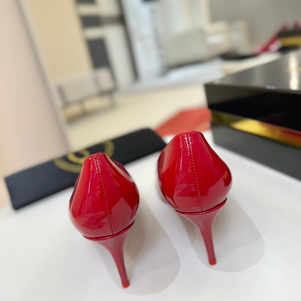 Red patent leather high heels, 6.5cm heel.