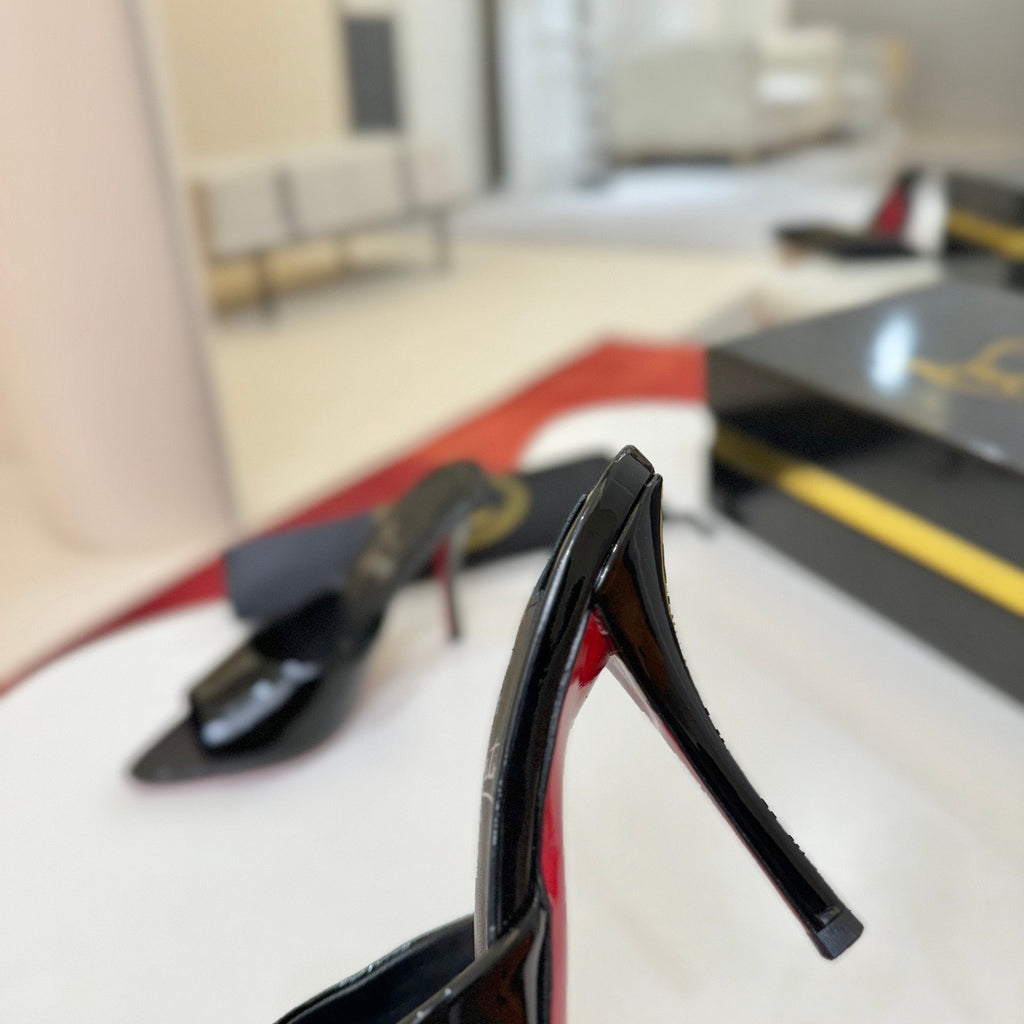 Black pointed-toe patent leather high-heeled mules, 10cm heel.