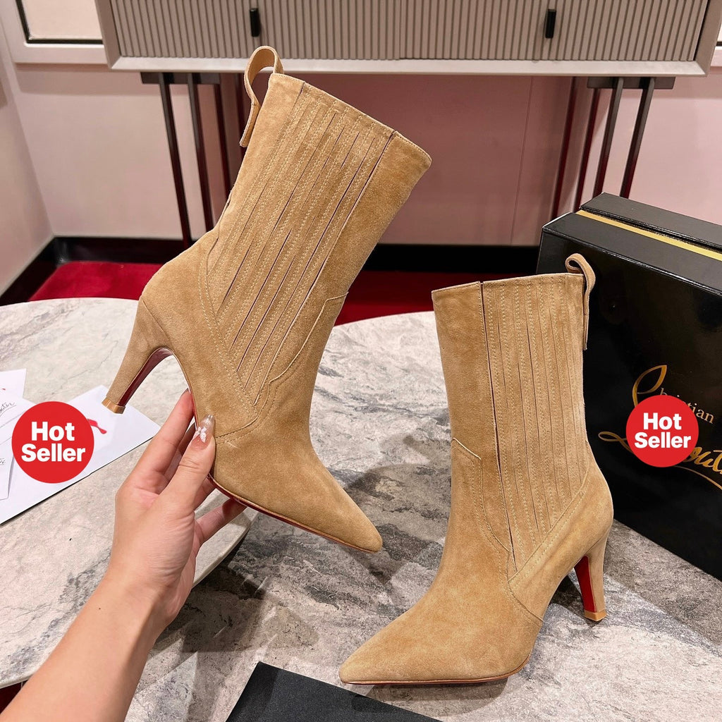 This full-series tall boot features 3D upper embroidery and handcrafted stitching, creating a dimensional look; heel height: 8.5cm.