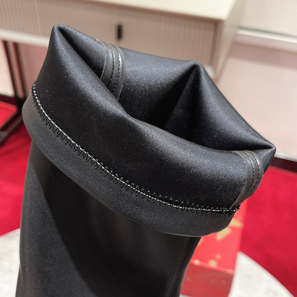 Sophisticated long boots, 10cm heel.