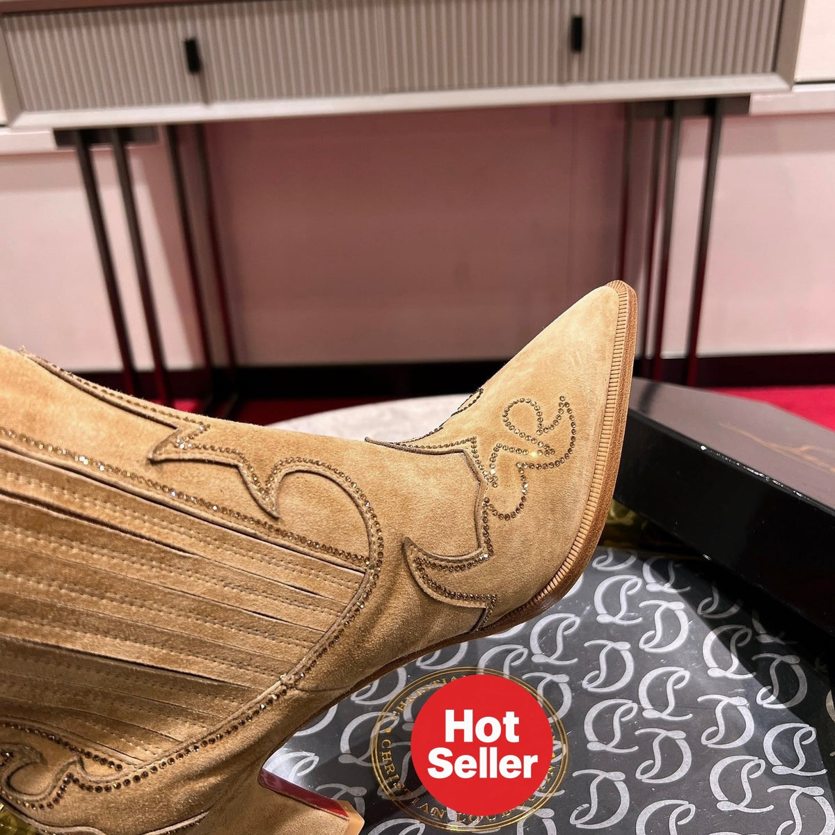 Brown Western-style cowboy boots, 8.5cm heel.