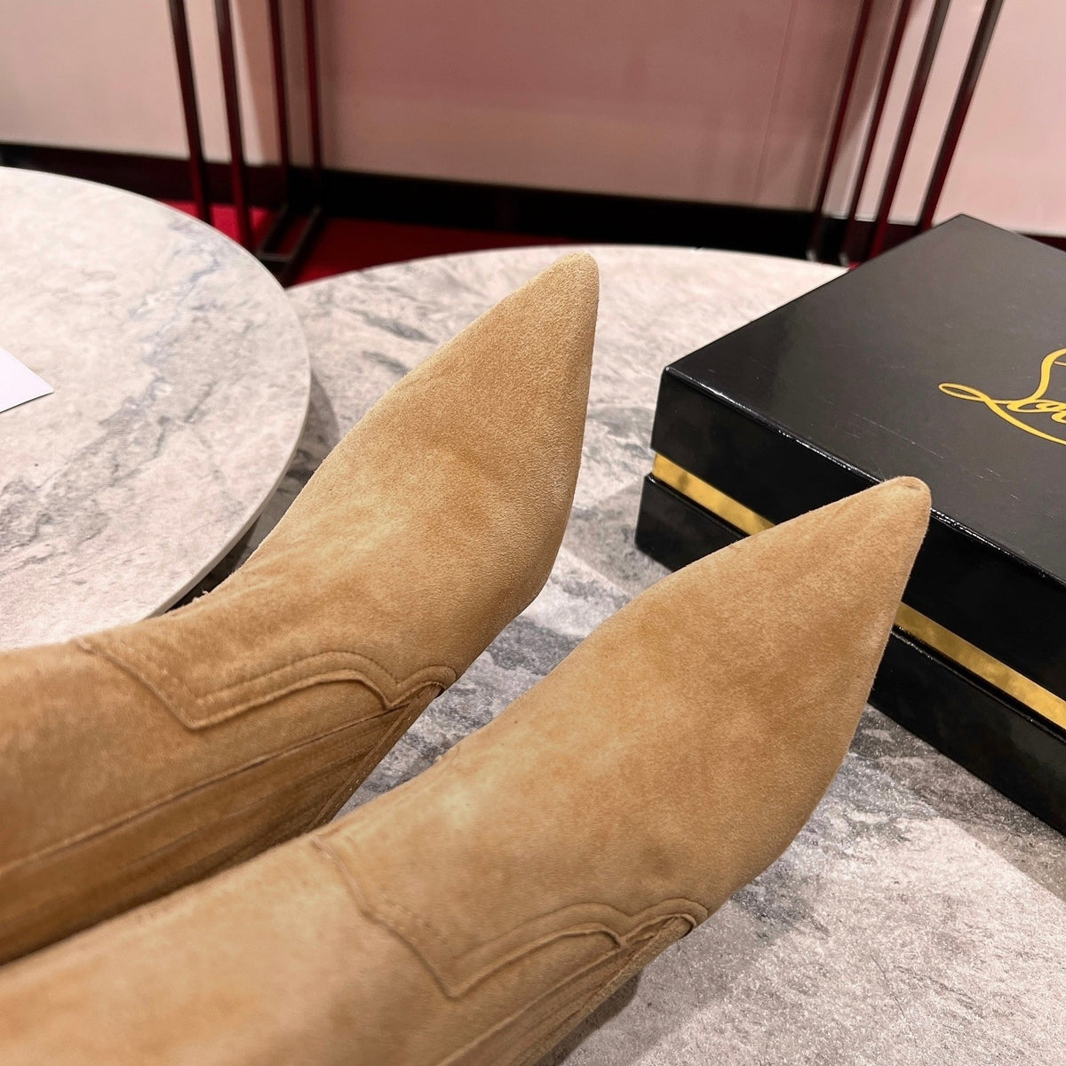 This full-series tall boot features 3D upper embroidery and handcrafted stitching, creating a dimensional look; heel height: 8.5cm.