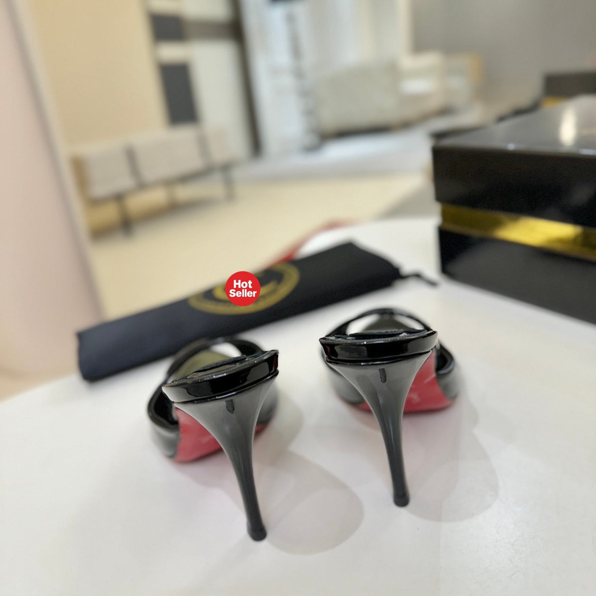 Black pointed-toe patent leather high-heeled mules, 10cm heel.