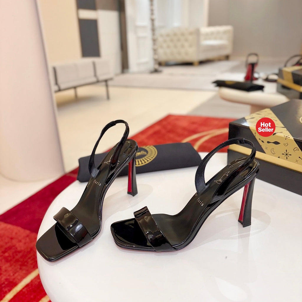 Black patent leather high heels with a banana-shaped heel (10cm).