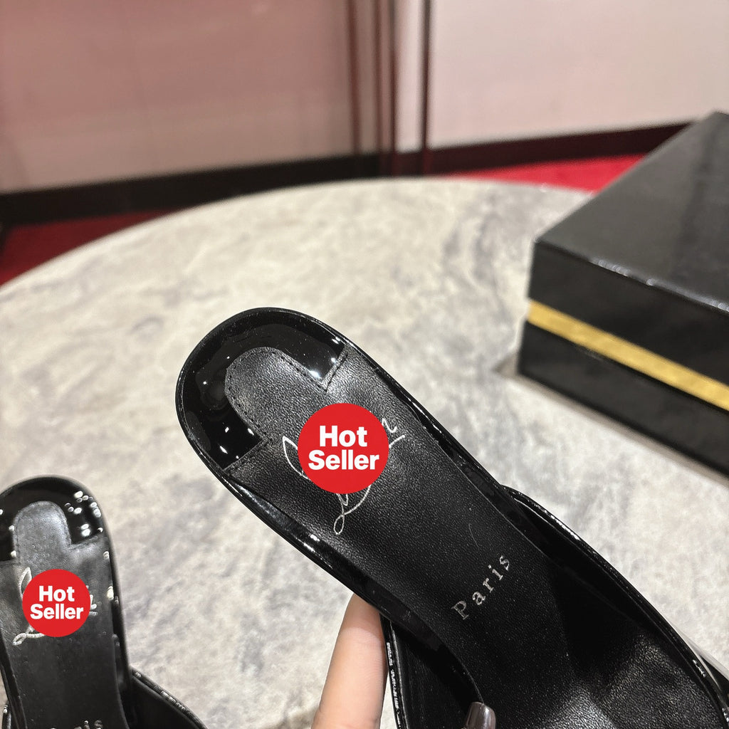 Black pointed-toe patent leather high-heeled mules, 10cm heel.