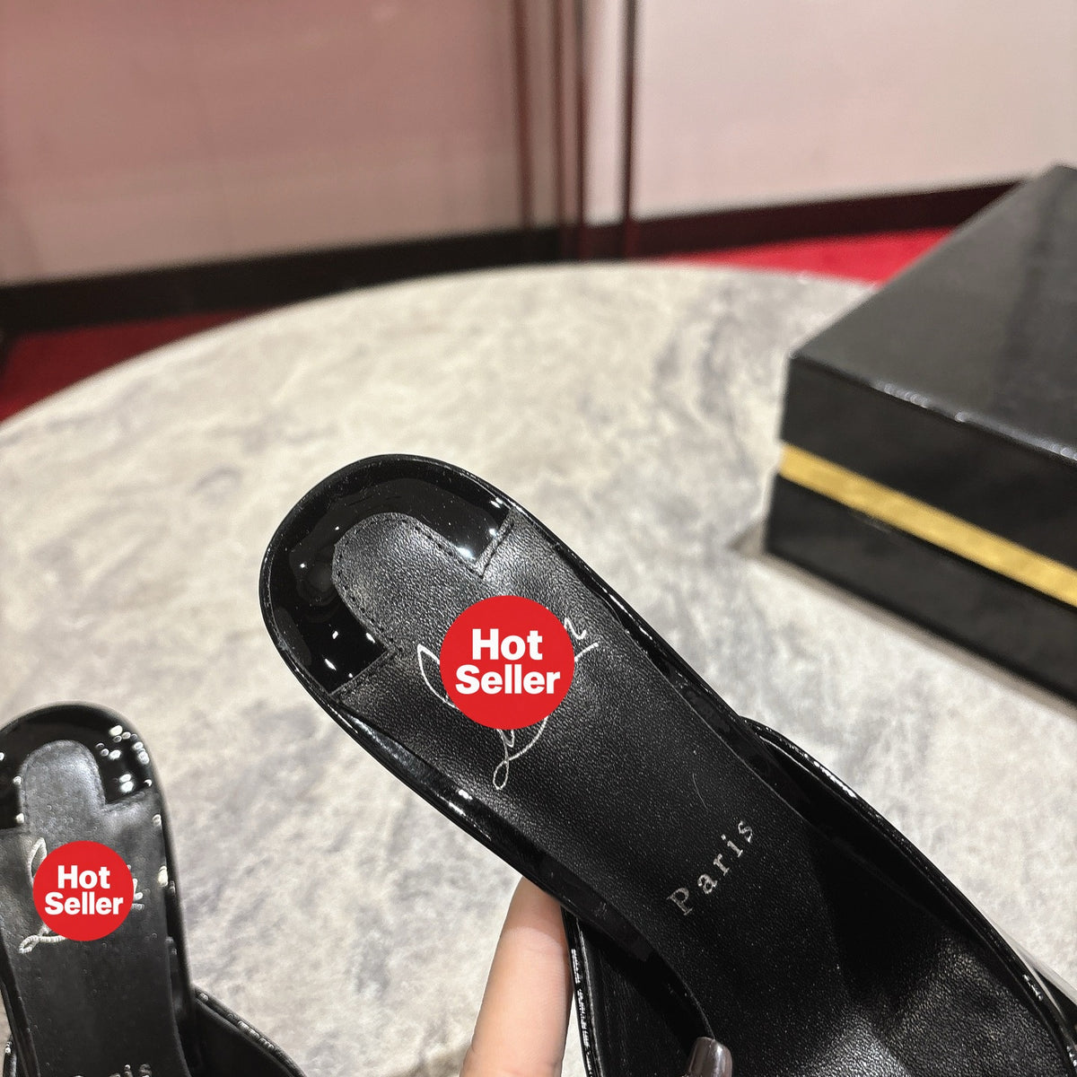 Black pointed-toe patent leather high-heeled mules, 10cm heel.