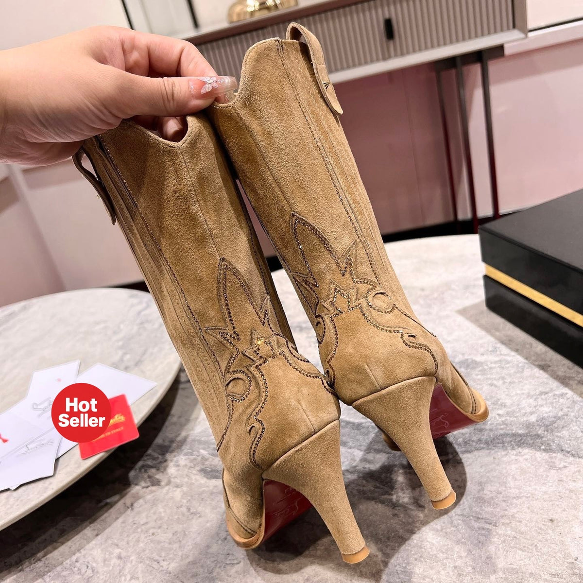 Brown Western-style cowboy boots, 8.5cm heel.